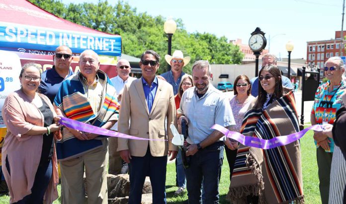 Osage Broadband ribbon cutting