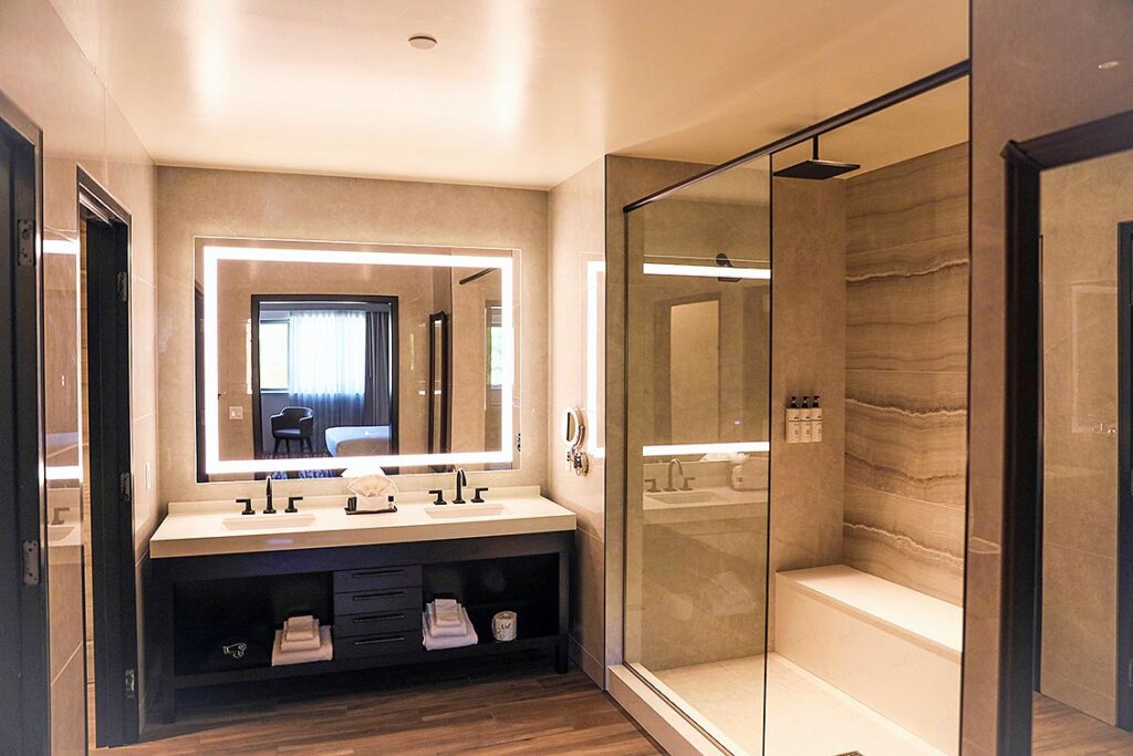 Black Oak hotel suite bathroom